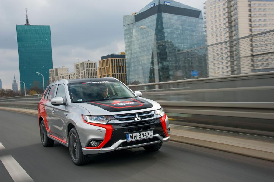  Mitsubishi Outlander PHEV Rally Style 2016 года  (фото 17 из 30)